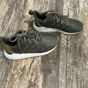 Kids/Boys Adidas Tennis Shoes. Little Boy Size 2.